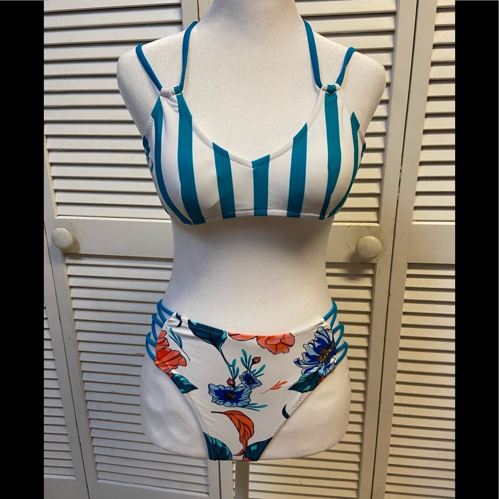 ❤️‍🔥NWT-Stripe Bikini top with Floral Strappy Bottom❤️‍🔥